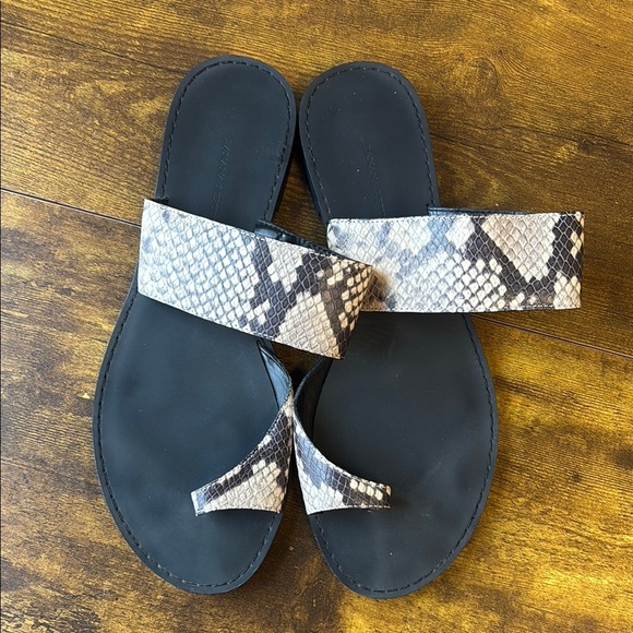 Banana Republic 9 Snake Print Sandals with Black Soles - Picture 6 of 6